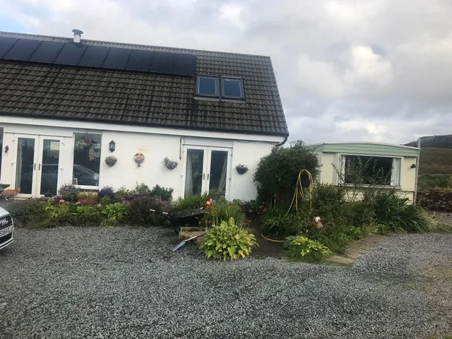 Burnside cottage & caravan Woodend