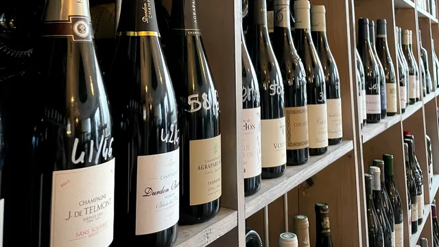 Les coudes sur la table