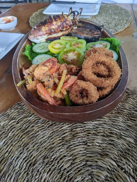 Hungry Monkeys Moalboal