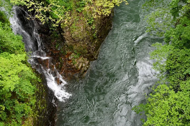 Shiraginu Falls