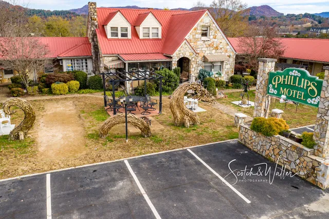 Phillips Historic Motel & Cottages