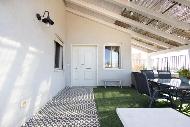 בגג העמק On the roof of the valley