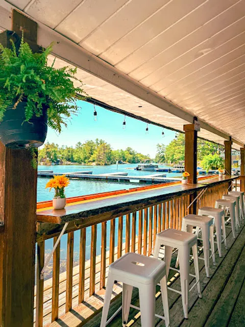 Belly’s Lakeside Bar + Restaurant