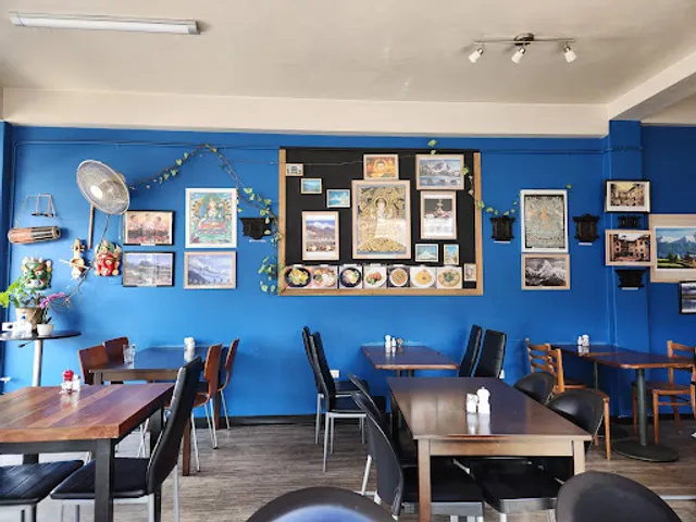 Luniva MoMo Cafe Restaurant