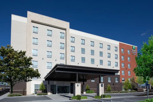 Holiday Inn Express & Suites Nashville Metrocenter Downtown by IHG