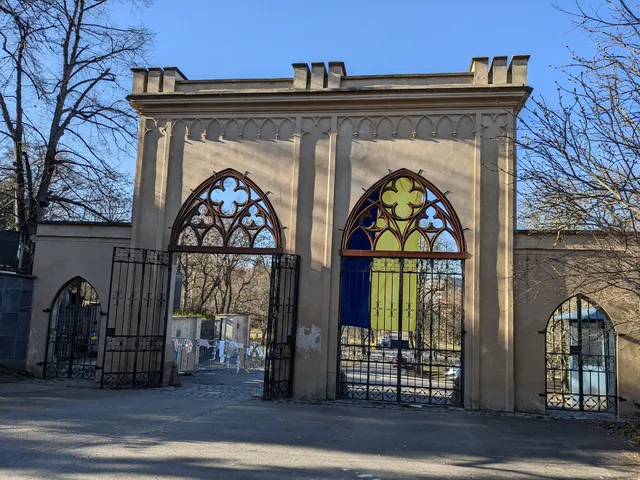 Novogotická vstupní brána do Stromovky