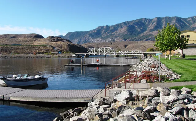 Howard's LakeShore Inn