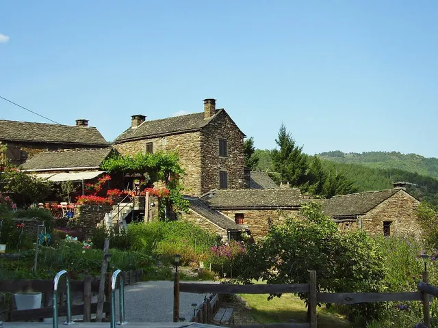 Partage du Viala: Chambre d'hôtes en Cévennes, piscine, spa, idéal pour groupe et pour randonnées, proche GR70, Lozère