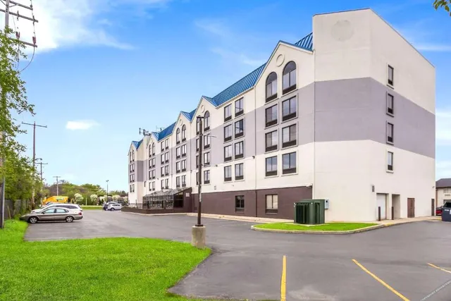 Norwood Inn & Suites Milwaukee