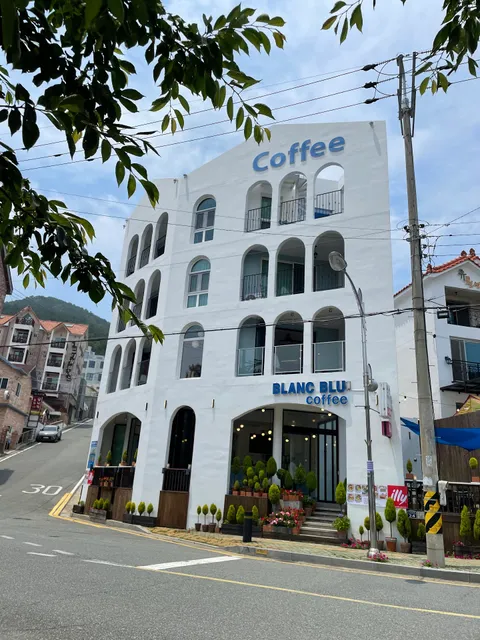 Blanc Blue Pension