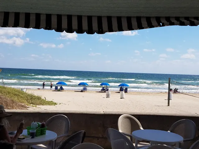 Wanna Wanna Inn Beach Bar & Grill