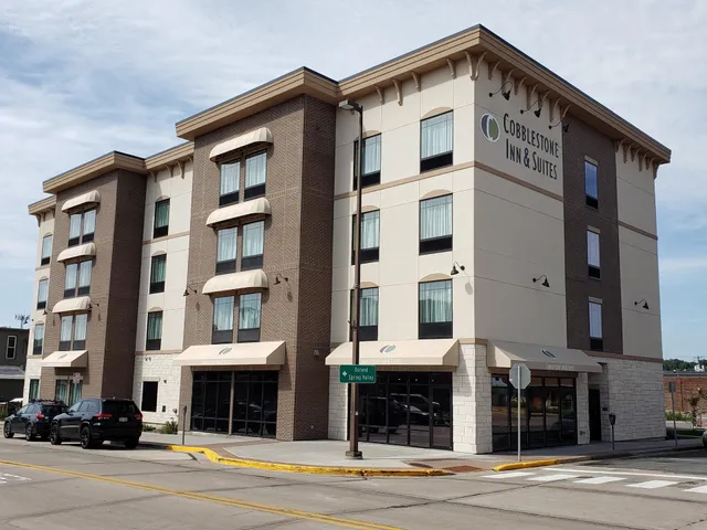 Cobblestone Inn & Suites at UW Stout Downtown Menomonie