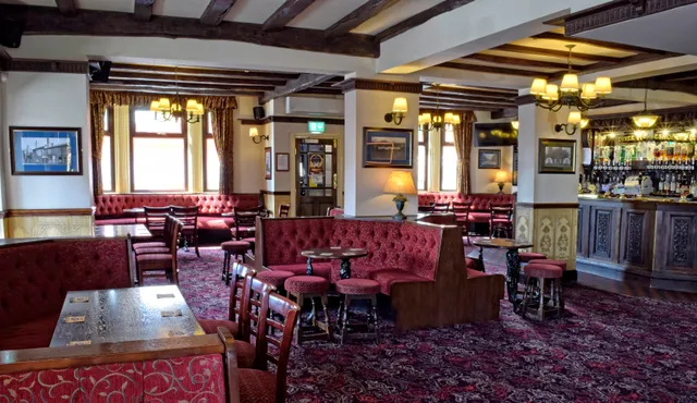 The Three Horseshoes