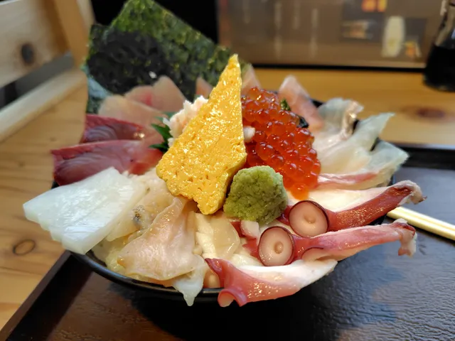 海鮮丼とお寿司とお刺身の店！魚丸鮮魚店