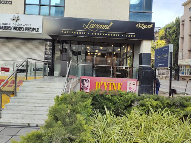 Lavonne Café