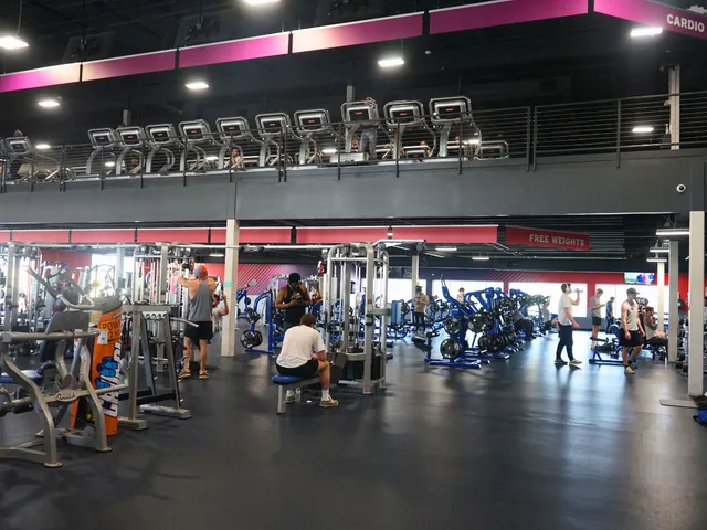 Crunch Fitness - Oakley