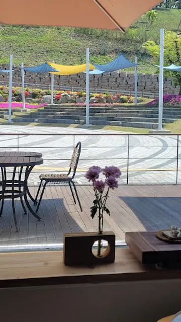 화락당 hwarakdang - (Together happy house) - sourdough bakery located inside cheese theme park