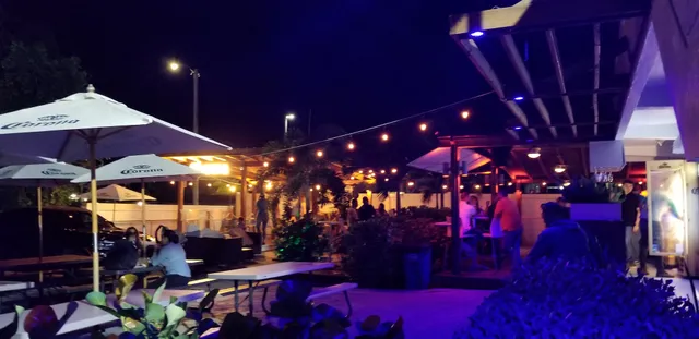 Tres Palos Bar & Grill