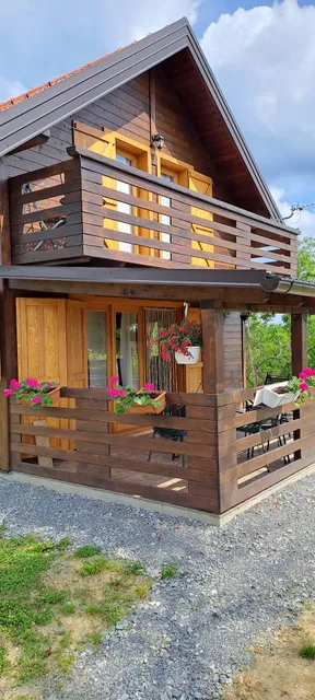 Ruralna kuća za odmor MAK. Ova lijepa kuća za odmor se smjestila u malenome mjestu u Moslavini na obroncima Moslavačke gore.