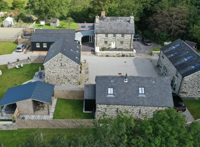 BRYNGWYN CANOL COTTAGES