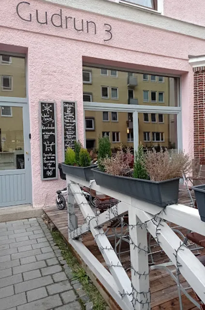 Gudrun 3 // Restaurant Café Bar