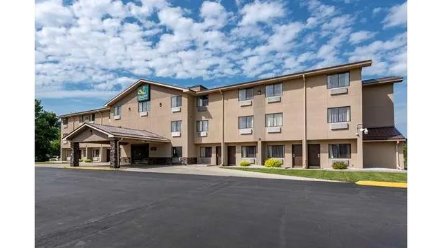 Quality Inn & Suites Warren