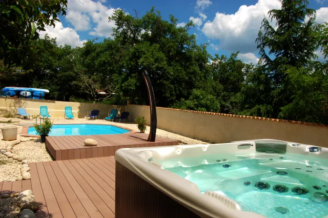 Gîtes Le Petit Bois Ruoms : Location avec piscine/spa chauffée, proche du Pont d'Arc et de la Grotte Chauvet, Ardèche
