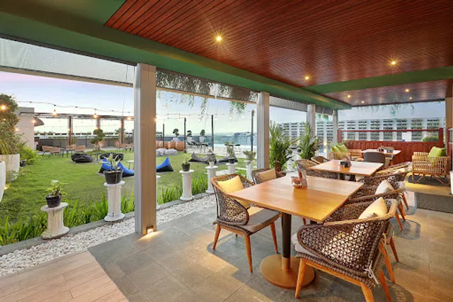 10/10 Pool Bar Rooftop