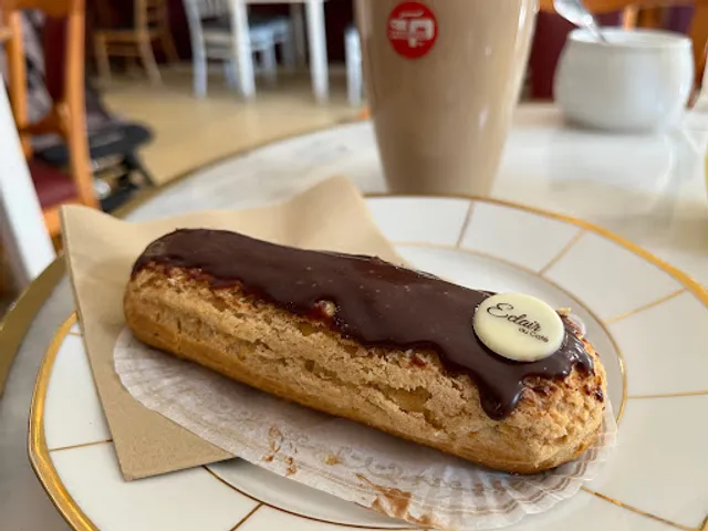 Eclair au Café