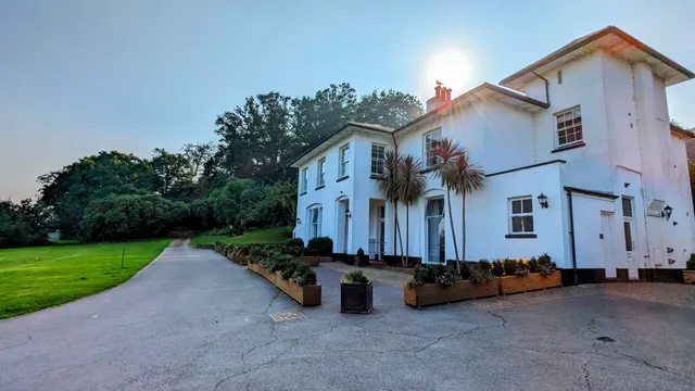 Eastdon House: Holiday Apartments