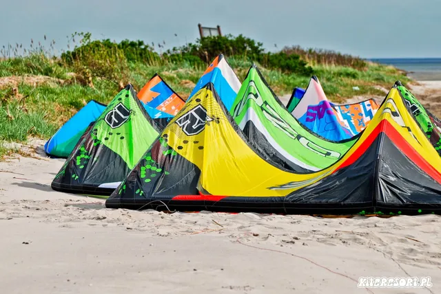 SURFRESORT - Szkoła Kitesurfingu, Windsurfingu, Surfingu i Wingfoila - Chałupy 7 (przy porcie w Chałupach)