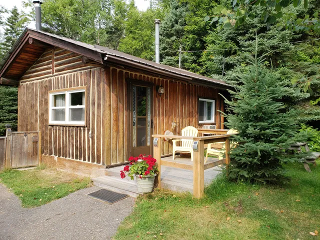 High Falls Motel & Cabins