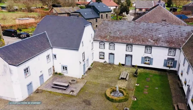 Manoir de Sterpigny, château-ferme Gîte La Tour