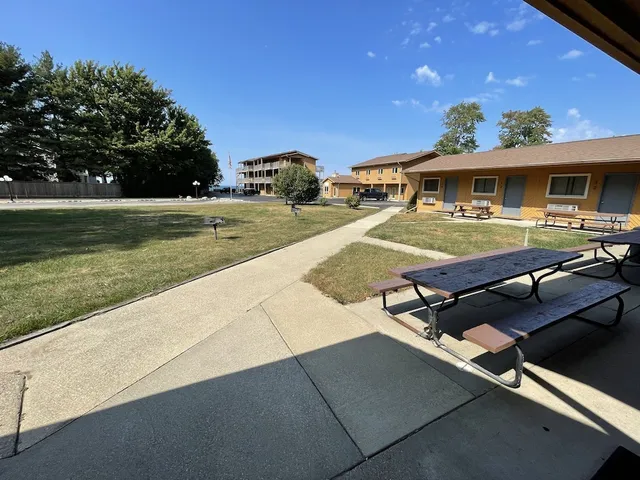 Lake Bluff Inn & Suites