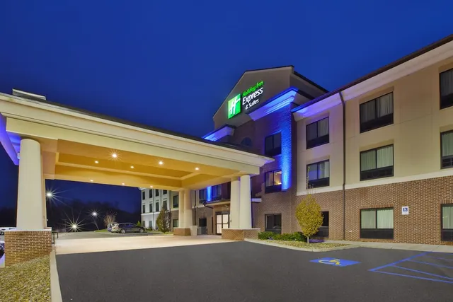 Holiday Inn Express & Suites Washington - Meadow Lands, an IHG Hotel