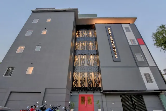 OYO Townhouse 117 Punjabi Bagh Near TDI Mall