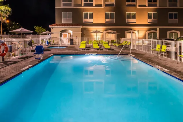 Holiday Inn Express & Suites St. Petersburg - Madeira Beach by IHG