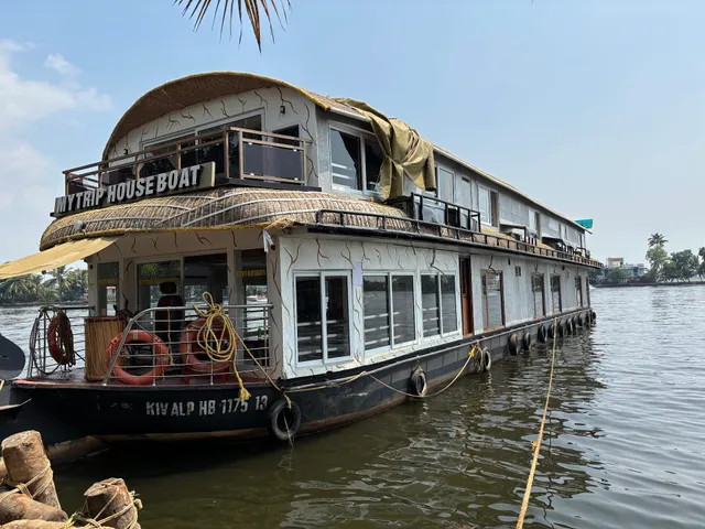 OYO 13589 HouseBoat My Trip Deluxe 4 BHK Private