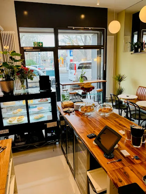 TRIIIO Café & Weinbar