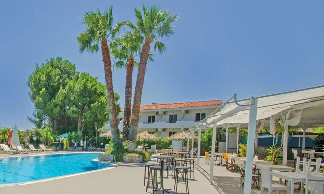 Chaplins Studios - Splash Pool Bar