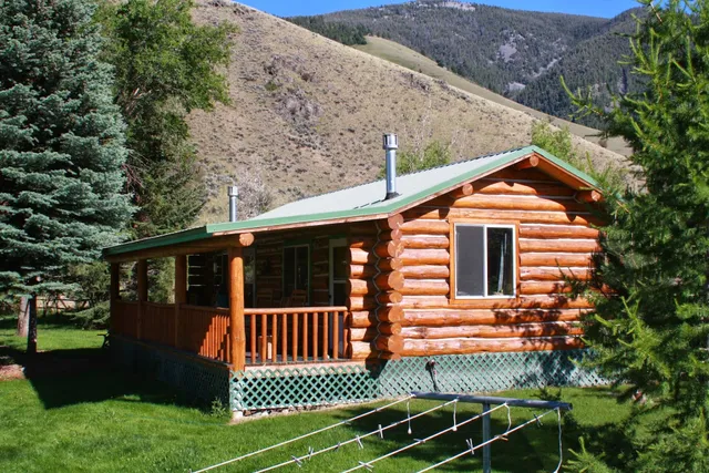 Greyhouse Inn Bed and Breakfast with Cabins
