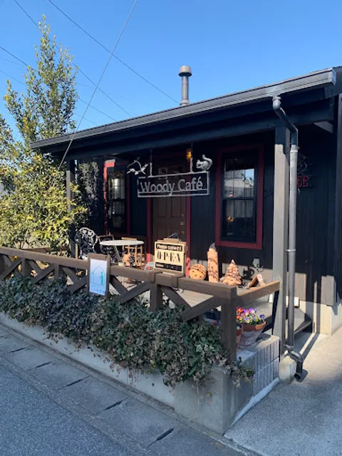 WOODY CAFE