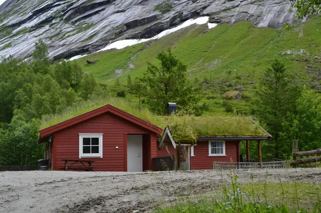 Lunde Tourist Station