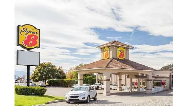 Super 8 by Wyndham Kelowna BC