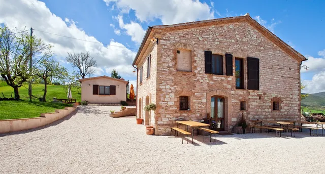 AGRITURISMO IL CASTELLARO - vicino alle grotte di Frasassi e vicino a Gubbio