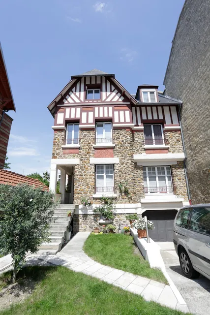 La Défense Côté Jardin, Chambres d'hôtes à La Garenne Colombes. B&B de charme avec parking.