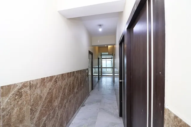 OYO Sri Ram Hotel & Restaurant Near Leisure Valley Park