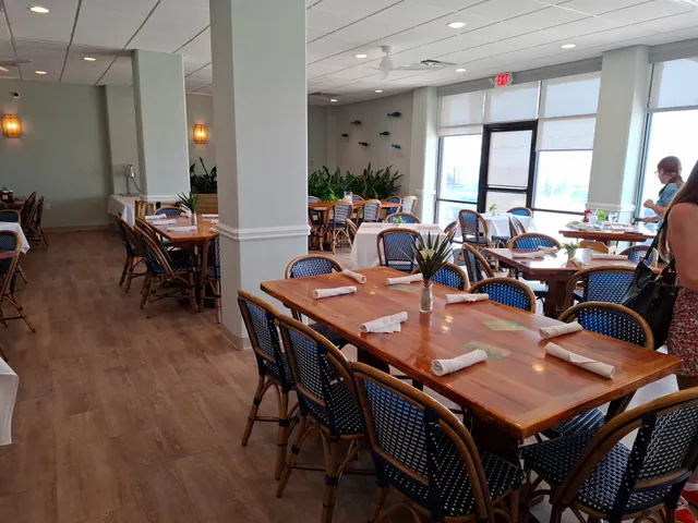 Rising Tide Coastal Fare & Surfside Bar