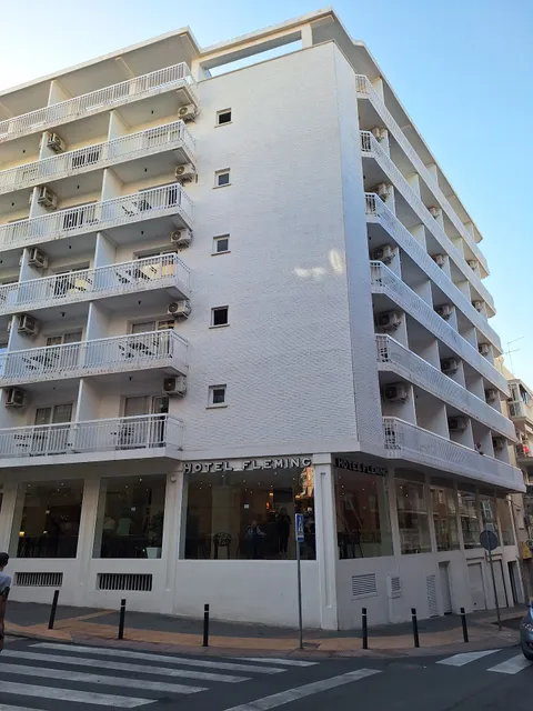 Hotel Fleming playa poniente by Punta25