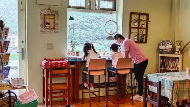 Hide & Seek Café (Hide and Seek)